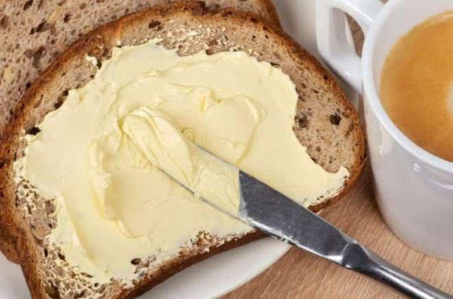 DAMAR SERTL���NE NEDEN OLUYOR<br>  Margarin bazl� s�r�lebilir ya�lar, i�erdikleri trans ya�lar nedeniyle sa�l�k a��s�ndan risk olu�turuyor. Uzmanlar, bu t�r ya�lar�n d�zenli t�ketiminin damar sertli�i (ateroskleroz) riskini art�rabilece�ine dikkat �ekiyor. Trans ya�lar�n k�t� kolesterol� (LDL) y�kseltip iyi kolesterol� (HDL) d���rd���, bunun da kalp ve damar hastal�klar�na zemin haz�rlad��� belirtiliyor. Bu nedenle etiketlerin dikkatle okunmas� ve trans ya� i�ermeyen alternatiflerin tercih edilmesi �neriliyor.