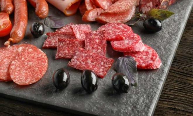 Yap�lan son klinik ara�t�rmalar sonras� uzmanlardan korkutan uyar� geldi. Son yap�lan klinik �al��ma;&nbsp;kahvalt� taba��m�zda yer alan belirli bir �r�n grubunun damar sertli�inden tip-2 diyabete, kronik inflamasyondan sindirim sistemi hastal�klar�na kadar onlarca soruna davetiye ��kard���n� kan�tlad�.