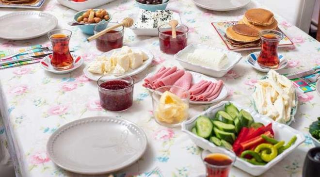 T�rk k�lt�r�n�n olmazsa olmaz� kahvalt� �e�itli olmas�yla d�nyada en �ok sevilen sofra k�lt�r�d�r. G�n�n en �nemli ���n� olarak nitelendirilen sabah kahvalt�s�nda t�ketilen baz� besinlerin kanser riskini artt�rd��� ortaya ��kt�. ��te kahvalt� masas�nda gizli zehir olarak adland�r�lan o besinler...