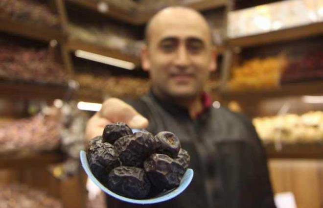 Genelde Ramazan ay�nda Medine hurmalar�n�n daha �ok tercih edildi�ini belirten M�cahit �akmak, "<strong>Medine hurmalar� daha faydal�d�r, sa�l�k a��s�ndan iyidir. Medine hurmas� d���nda Filistin'den, M�s�r'dan bizim tercihimiz genelde Medine hurmalar� oluyor. Daha �ok onlar tercih ediliyor. Hurmalar�n boyutlar�na bakarsak; genelde Filistin'den gelen hurmalar iri ve b�y�k oluyor, lezzet a��s�ndan Medine hurmalar�n� tercih ediyoruz. ��nk� lif oran� y�ksek hem de Ramazanda insan�n �ekeri d�zenleyip a�l��� gideriyor"</strong> dedi.&nbsp;