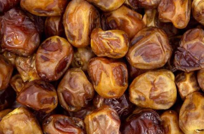 Ramazan ay�nda en �ok t�ketilen ve faydalar� saymakla bitmeyen hurma ile ilgli uzmanlar&nbsp;t�keticileri bilin�li se�im yapmalar� konusunda uyard�.