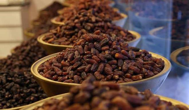 <strong>SAKLAMA KO�ULLARINA D�KKAT</strong><br>  Her ne kadar s�cak iklim �artlar�na al��k�n bir meyve olsa da uzun yollardan geldi�inden dolay� ve kurtlanma ihtimalinden dolay� hurman�n so�uk ortamda muhafaza edilmesi �ok �nemli. Bu sebeple ald���n�z hurman�n hangi �artlarda sakland���na dikkat ederseniz bozuk g�da alma ihtimali d��ecektir