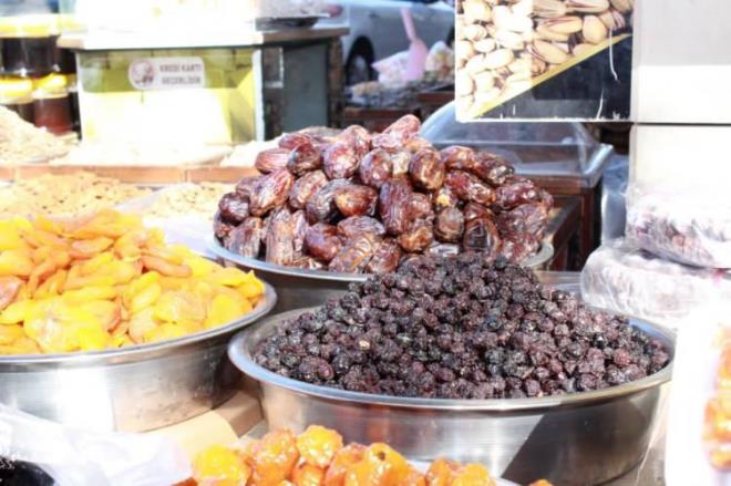 <strong>PEK� HURMA ALIRKEN NELERE D�KKAT ED�LMEL�?</strong>  <p><strong>���N�N KOYU RENK OLMAMASINA D�KKAT</strong></p>    <p>Hurma almadan �nce e�er imkan�n�z varsa ortadan ikiye b�l�n ve i�inin ne renk oldu�una dikkat edin. E�er i�i koyu bir renkse bu hurman�n bozulmaya ba�lad���n�n bir g�stergesidir.</p>