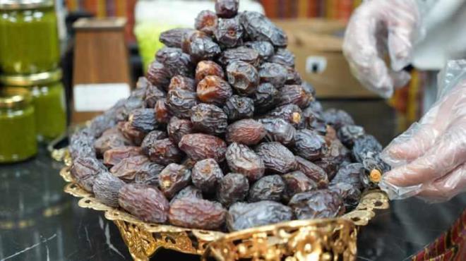 <p><strong>DI�I PARLAK OLMAMALI</strong></p>    <p>Do�ada yeti�en hi�bir meyvenin kabu�u par�l par�l parlamad��� gibi hurman�n da parlamaz. Ancak maalesef sat�c�lar �r�nlerini satmak ad�na baz� tekniklerle hurman�n daha i�tah a��c� durmas� i�in d�� y�zeyini parlat�yor. Bu sebeple d��� par�l par�l parlayan hurmadan da uzak durulmas� gerekiyor.</p>