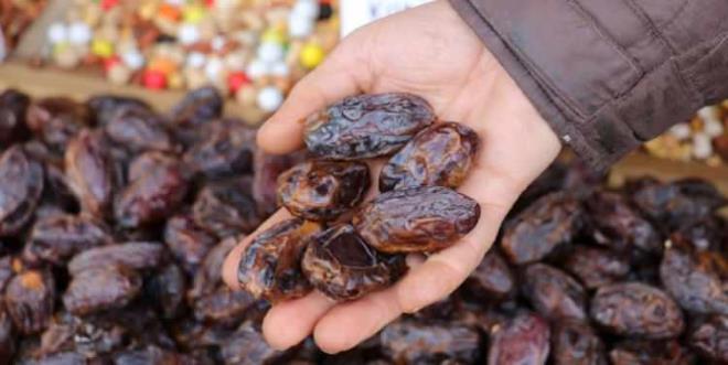 <p><strong>GL�KOZ ��ER�YORSA D�KKAT</strong></p>    <p>A��kta sat�n ald���n�z hurmalarda bu durumu tespit edebilmeniz olduk�a zor olsa da pakette ald���n�z �r�nlerin ambalaj�nda mutlaka neler i�erdi�i yazmak zorunda. Bu sebeple e�er ambalajl� hurma tercih ediyorsan�z glikozla tatland�r�lmad���ndan emin olmal�s�n�z. Aksi halde hurma size faydadan �ok zarar verecektir.</p>