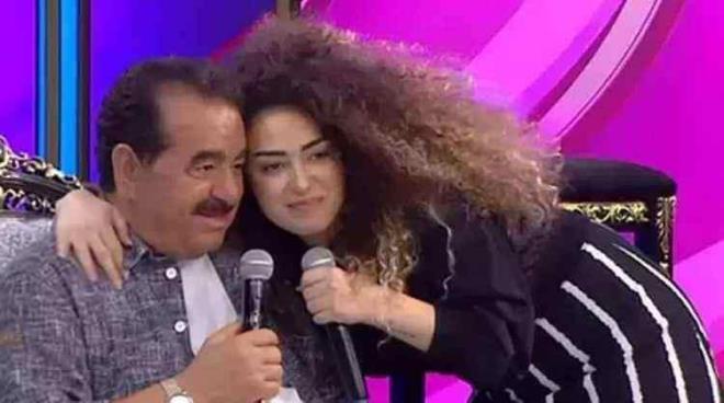 <strong>Her defas�nda yeni bir tart��mayla birbirlerine a��r ifadeler kullanan baba-k�z cephesinde, bu kez dikkat �eken bir geli�me ya�and�.</strong>