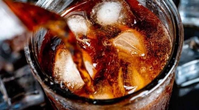 <p><span><strong>�EKERL� VE GAZLI ��ECEKLER</strong></span></p>    <p><strong>Uzmanlar, d�zenli olarak y�ksek oranda �eker t�keten ki�ilerin cildinin de sa�l���n� kaybetti�ini ve ya�lanmay� tetikledi�ini vurguluyor.&nbsp;</strong></p>