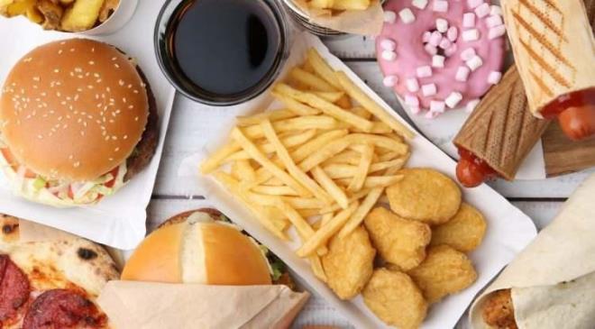 <p><span><strong>YA�LANMANIN EN B�Y�K E�L�K��S�: ULTRA ��LENM�� GIDALAR</strong></span></p>    <p><strong>Uzmanlara g�re; "Ultra ��lenmi� G�dalar" yani UPG, v�cudun biyolojik saatini h�zland�ran sessiz birer sabotajc�. 2024 ve 2025 y�llar�nda Monash �niversitesi ve American Journal of Clinical Nutrition gibi sayg�n kaynaklarda yay�mlanan ara�t�rmalar; beslenmenin biyolojik ya� �zerindeki do�rudan etkisini g�zler �n�ne seriyor.</strong></p>