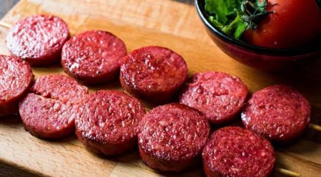 <p><span><strong>SALAM, SOS�S, SUCUK</strong></span></p>    <p><strong>Kahvalt�larda s�kl�kla t�ketilen bu ��l�, ciltte iltihaplanmay� tetikleyen ve ya�lanmay� h�zland�ran y�ksek sodyum ve koruyucular i�eriyor.</strong></p>