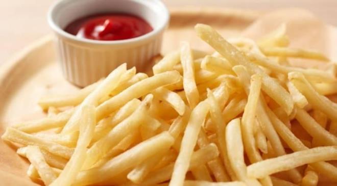 <p><span><strong>TRANS YA�LI KIZARTMALAR</strong></span></p>    <p><strong>Y�ksek ya� ve tuz i�eren k�zartmalar, kalp ve damar sa�l���n� korkutucu boyutlarda etkiledi�i gibi cildin �abuk ya�lanmas�na da neden oluyor. K�zart�lm�� g�dalarda yer alan ve AGEs ad� verilen maddeler, cildin gen�li�ini koruyan elastikiyetini yok ediyor.</strong></p>