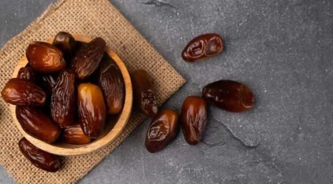 <p><span><strong>DENGEL� B�R ENERJ� SA�LAR</strong></span></p>    <p><strong>Kan �ekerini nazik�e y�kselten ve h�creleri i�eriden besleyen hurma,&nbsp; i�erdi�i do�al �eker sayesinde kana yava� kar��arak dengeli enerji deposu haline gelir.</strong></p>