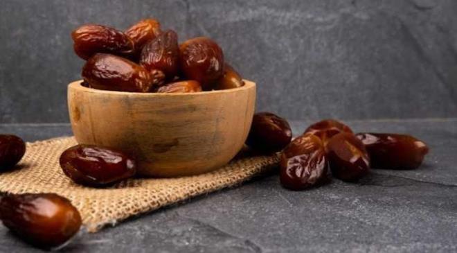 Ramazan ay�n�n geli�iyle sofralar�m�za bereket getiren hurma, yaln�zca geleneksel bir tat de�il ayn� zamanda zengin i�eri�iyle v�cudun dayan�kl�l�k kalkan�. Uzun s�reli a�l���n ard�ndan v�cudun ihtiya� duydu�u enerjiyi ve dengeyi sa�layan hurman�n faydalar�n� sizler i�in derledik.