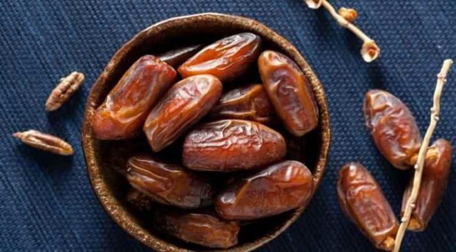 <strong>Ramazan sofralar�nda geleneksel bir yere sahip olan hurma, iftar�n ilk lokmas�nda kan �ekerini dengeleyen, sahurda ise tokluk s�resini uzatan e�siz bir lezzet. Besin de�eri a��s�ndan da g��l� bir etkiye sahip olan hurma; protein, karbonhidrat ve zengin mineral yap�s�yla adeta bir 'onar�c�' g�revi �stleniyor.</strong>