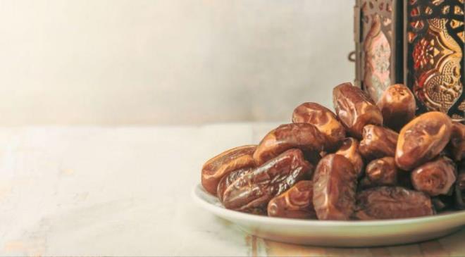 <p><span><strong>TAM B�R L�F DEPOSU</strong></span></p>    <p><strong>Ayn� zamanda pektin gibi ��z�n�r diyet lifleri bak�m�ndan zengin olan bu kadim lezzet, su tutma �zelli�i sayesinde susuzluk sorununu ortadan kald�r�r. Sahurda t�ketildi�inde ise sindirimi yava� ger�ekle�ti�i i�in a�l�k hissini bast�r�r. Hurman�n s�kl�kla diyet listelerinde yer ald���n� hat�rlatmakta da fayda var.</strong></p>