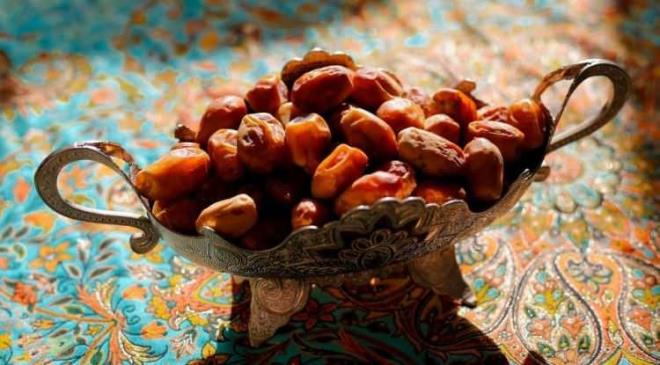 <p><span><strong>KALP VE DAMAR SA�LI�I ���N KORUYUCU KALKAN</strong></span></p>    <p><strong>Sodyum oran� d���k ve potasyum a��s�ndan zengin bir kaynak olan hurma, kalp ve damar sa�l��� i�in de birebir etki sunuyor. V�cuttaki s�v� dengesini koruyan hurma, y�ksek tansiyon riskini d���r�r ve damar sertli�ini �nler.</strong></p>