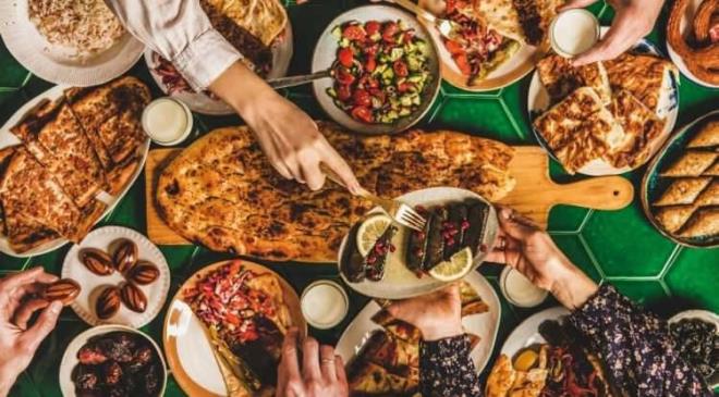 RAMAZAN AYINDA M�DE HASSAS�YET� YA�AYAN K���LER NASIL BESLENMEL�?  <br>  Mide hassasiyeti ya�ayan ki�iler, Ramazan ay�nda sindirim sistemini yormayan, asit dengesini bozmayan ve kan �ekerini dalgaland�rmayan bir beslenme d�zeni benimsemeye �zen g�stermeli.