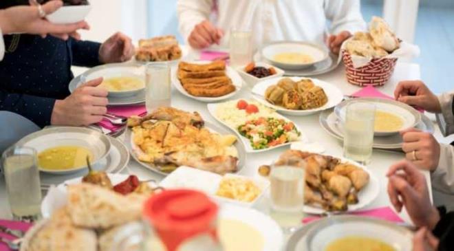 <strong>Milyonlarca m�sl�man�n oru� tuttu�u bu kutsal ayda, uzun s�reli a�l�k ve de�i�en ���n saatleri sa�l�k sorunlar� ya�ayan baz� ki�iler i�in zorlu bir s�nav haline gelebilir.</strong>