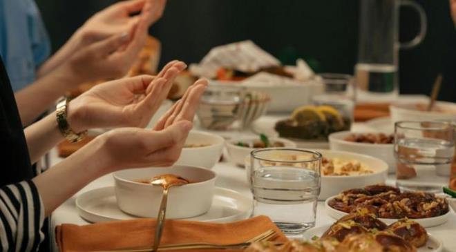 On bir ay�n sultan� Ramazan'da yaln�zca ruhun de�il bedenin de dinlendi�i ve �ifaland��� bir s�re� ya��yoruz. Ancak uzun s�reli a�l�k ve susuzluk, gastrit, refl� veya �lser gibi mide hassasiyetleriyle ya�ayanlar i�in zorlay�c� bir duruma d�n��ebiliyor. Bu noktada do�ru beslenme ad�mlar� ve al�nacak baz� �nlemlerle Ramazan ay�n� huzurla ya�ayabilirsiniz.