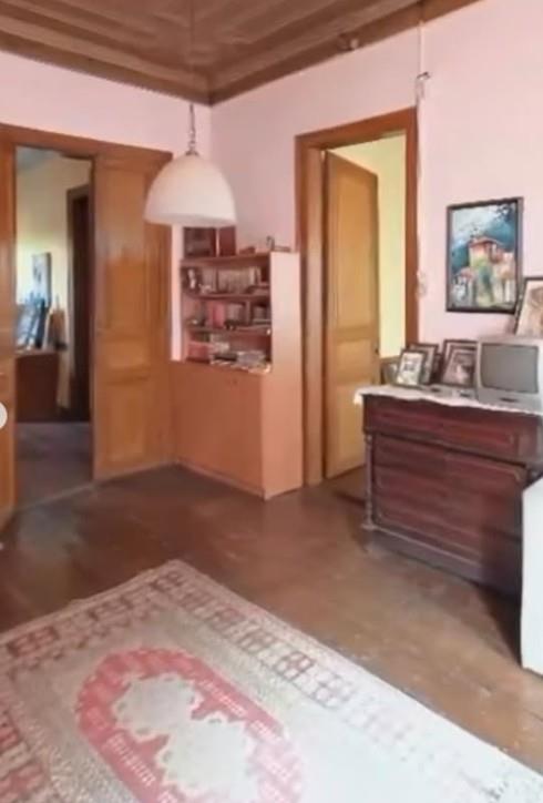 <p><strong>Orhan Veli'nin do�du�u ev tam olarak nerede bulunuyor?</strong></p><p>Tarihi yap�, �stanbul'un Beykoz il�esine ba�l� Yal�k�y Mahallesi'nde, �shak A�a Caddesi �zerinde yer al�yor. �air, 13 Nisan 1914 tarihinde bu ah�ap konakta d�nyaya gelmi�tir.</p><p><strong>Evin sat�� fiyat� ne kadar ve neden sat�l�yor?</strong></p><p>K��k, m�lk sahipleri taraf�ndan 80 milyon TL bedelle sat��a ��kar�lm��t�r. Yap� �u an �zel m�lkiyet stat�s�nde oldu�u i�in maliklerin tasarrufuyla genel emlak piyasas� �zerinden ilan edilmi�tir.</p><p><strong>Tarihi k��k m�ze olacak m�?</strong></p><p>Hen�z resmi bir kamula�t�rma karar� bulunmuyor. Ancak sosyal medyada ba�lat�lan kampanyalarla K�lt�r ve Turizm Bakanl��� ile �stanbul B�y�k�ehir Belediyesi'nin (�BB) yap�y� sat�n alarak m�zeye d�n��t�rmesi talep ediliyor.</p>