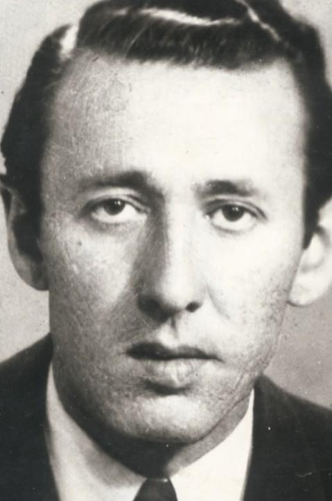 <p><strong>SIK�A SORULAN SORULAR (SSS)</strong></p><p><strong>Orhan Veli'nin do�du�u ev neden koruma alt�nda de�il?</strong></p><p>Yap� tarihi eser stat�s�nde olsa da m�lkiyeti �ah�slara aittir. Mevcut yasalar �er�evesinde sahipleri sat�� hakk�na sahiptir. Ancak yap�n�n tescilli olmas�, d�� cephesine veya mimarisine m�dahale edilmesini s�n�rlar.</p><p><strong>M�zeye d�n��t�r�lmesi i�in ne gerekiyor?</strong></p><p>Kamusal kurumlar�n (Bakanl�k veya Belediye) yap�y� sahiplerinden sat�n alarak (kamula�t�rma) restore etmesi ve bir k�lt�r merkezi veya m�ze olarak tahsis etmesi gerekmektedir.</p><p><strong>Evin sat�� fiyat� piyasa �artlar�na g�re nas�l?</strong></p><p>Bo�az hatt�nda yer alan tarihi ah�ap yap�lar, �stanbul'un en de�erli gayrimenkulleri aras�nda yer almaktad�r. 80 milyon TL'lik fiyat, b�lgenin rayi� de�erleri ve yap�n�n tarihi kimli�iyle paraleldir.</p>