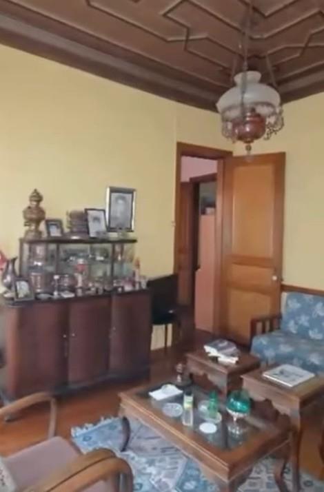 <p><strong>Binan�n mimari yap�s� ve tescil durumu nedir?</strong></p><p>Bina, 20. y�zy�l ba�� Osmanl�-�stanbul konut mimarisini yans�tan tescilli bir ta��nmaz k�lt�r varl���d�r. Ah�ap yap� tarz�ndaki k��k, Bo�azi�i'nin tarihi dokusunu koruyan �nemli eserler aras�nda say�l�yor.</p><p><strong>Orhan Veli bu evde ne kadar s�re ya�ad�?</strong></p><p>Orhan Veli, 1914'teki do�umundan sonra �ocukluk y�llar�n�n bir k�sm�n� bu evde ve Beykoz �evresinde ge�irdi. Daha sonra babas�n�n i�i nedeniyle Ankara'ya ta��nsa da Beykoz, �airin �zge�mi�inde her zaman "do�du�u yer" olarak sembolik bir �nem ta��d�.</p><p><strong>Evi kim sat�n alabilir?</strong></p><p>Tescilli eser oldu�u i�in sat�n alan ki�i veya kurumun, yap�n�n tarihi dokusunu bozmadan restorasyon kurallar�na uymas� zorunludur. K�lt�rel miras kapsam�nda oldu�u i�in herhangi bir y�k�m veya modern bina yap�m� yasakt�r.</p>