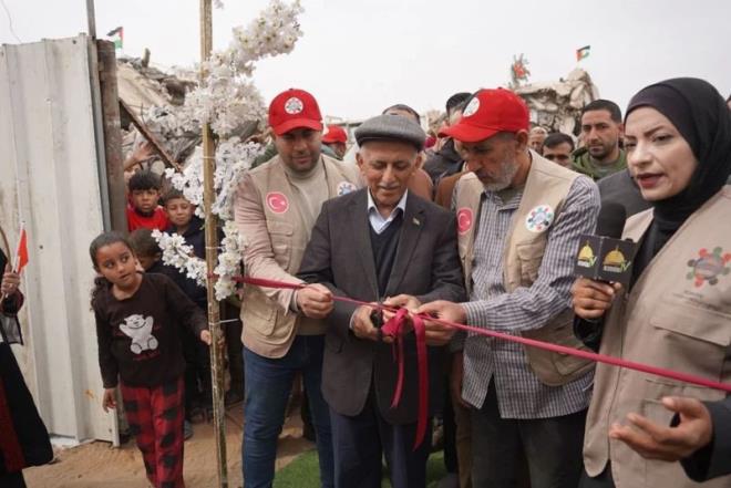 Mevedde Derne�i Ba�kan� Abdullah Sukkar Ebu Enver, �ad�r kenti projesinin b�lgedeki ilk projelerden biri oldu�unu s�yledi.<p>    Bu b�lgenin �ss�z oldu�unu; su, internet ve elektrik gibi imkanlar�n olmad���na i�aret eden Ebu Enver, k�s�tl� imkanlar nedeniyle insanlar�n bu b�lgede ya�amaktan ka��nd���n� belirtti.