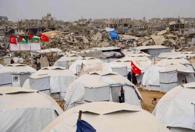 Bu �ad�r kente s���nmaktan dolay� duydu�u mutlulu�u dile getiren ve ya�ad�klar�n� anlat�rken g�zya�lar�na hakim olamayan Filistinli kad�n, ��yle devam etti:<p>    "Hamdolsun, bize g�zel bir �ad�r verdiler. 'Ya Rabbi kuzeye mi gideyim, yoksa g�neye mi?' diye d���n�yordum. G�neyde de �l�mler var. Benim de 4 yaral�m var. Elhamd�lillah, Allah?a hamdolsun her hal�karda. Ya�anan her �ey Allah?tand�r. Allah rahmet eylesin. Yeni tutunmu�tuk, biraz sevinmi�tik. Ev gitti, e� gitti. D�nyadaki dayana��m gitti. E�imden sonra hayat�m cehenneme d�nd�. Ama Allah var. Elhamd�lillah her �eye ra�men."