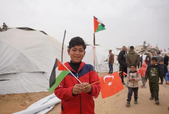 �ad�r kente Ravda b�lgesinden gelerek yerle�en Filistinli kad�n, daha �nce k���c�k bir odada 4 k�z ve 3 o�luyla ya�amak zorunda kald�klar�n� s�yledi.