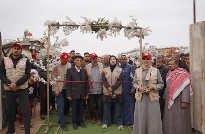 �ad�r kentte, Filistinli �ocuklar�n e�itim almas� i�in "Y�ld�z Tilbe Okulu"nun yan� s�ra bir mescit, g�ne� panelleri, enerji kontrol odas�, su kuyusu ve mutfak da yer al�yor.