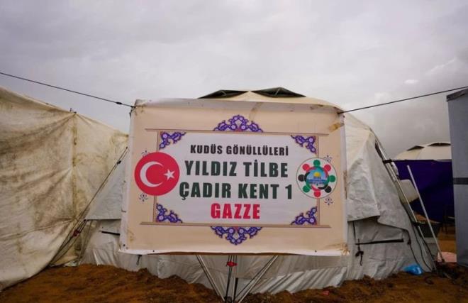 Filistinlilerin su ve yemek bulabilece�i kamplar� tercih etti�ini vurgulayan Ebu Enver, "Y�ld�z Tilbe �ad�r Kenti"nde kurulurken bu imkanlar� tedarik etmeye gayret ettiklerini aktard�.