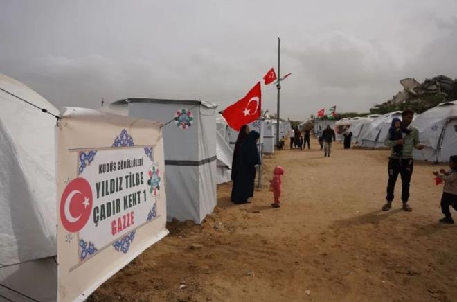 �srail sald�r�lar�nda e�i ve o�lunu kaybeden Filistinli kad�n, daha �nce bir anaokuluna s���nd�klar�n� belirterek, "Biz bir anaokulunda kal�yorduk. Yan�m�zda �ok ama �ok k���k bir oda vard�. Sekiz ki�iydik. D�rt k�z�m, �� o�lum var. �ok dar bir odadayd�k bize yeterli gelmiyordu. Elhamd�lillah sonra bize daha geni�, iyi bir �ad�r verdiler ve iki de iyi banyo sa�lad�lar" dedi.