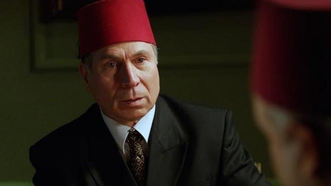 <strong>Zaman zaman televizyon ekranlar�nda boy g�steren 70 ya��ndaki sanat��n�n oyunculu�unun yan� s�ra d���nlerde org �al�p �ark�lar s�yledi�i ortaya ��kt�.</strong>