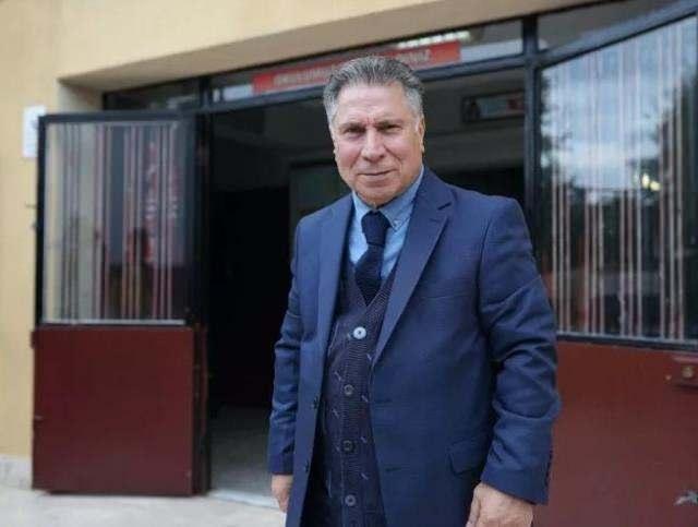 <p><span><strong>ASLINDA M�Z�KLE �LG�LEN�YORDU</strong></span></p>    <p><strong>Ortaokul y�llar�ndan beri m�zi�e ilgisi olan sanat��, 1972 y�l�nda orkestra hayat�na ad�m att� ve M�nir �zkul ile �al��t��� bir turne sayesinde oyunculu�a ba�lad�. �nl� isim, turne sonunda �nl� y�netmenin onu karaktere uygun g�rmesiyle Hababam S�n�f�'nda rol� kapt�. Uzun y�llar oyunculuk yapan Ar�man, son d�nemlerde m�zik hayat�na geri d�nd�.</strong></p>