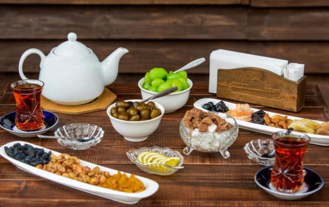 <p><strong>PRAT�K HESAPLAMA ARACI: "KA� L�TRE SU ��MEL�S�N�Z?"</strong></p><table style="font-family:google sans text,sans-serif !important;line-height:1.15 !important;margin-bottom:32px;margin-top:0 !important"><thead><tr><td><strong>V�cut A��rl��� (kg)</strong></td><td><strong>G�nl�k Su �htiyac� (Litre)</strong></td><td><strong>Bardak Say�s� (Tahmini)</strong></td></tr></thead><tbody><tr><td><span><strong>60 kg</strong></span></td><td><span>2,1 Litre</span></td><td><span>10-11 Bardak</span></td></tr><tr><td><span><strong>70 kg</strong></span></td><td><span>2,4 Litre</span></td><td><span>12-13 Bardak</span></td></tr><tr><td><span><strong>80 kg</strong></span></td><td><span>2,8 Litre</span></td><td><span>14-15 Bardak</span></td></tr><tr><td><span><strong>90 kg</strong></span></td><td><span>3,1 Litre</span></td><td><span>15-16 Bardak</span></td></tr></tbody></table>