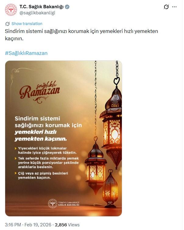 <p><strong>RAMAZANDA DENGEL� BESLENME REHBER�: �FTAR VE SAHUR TAVS�YELER�</strong></p><p><strong>Sa�l�k Bakanl��� taraf�ndan yay�mlanan g�ncel k�lavuz,</strong> oru� tutan vatanda�lar�n 12 saati a�an a�l�k s�resini sa�l�kl� y�netebilmeleri i�in somut ad�mlar i�eriyor. Bakanl�k, �zellikle kan �ekerinin erken d��mesini engellemek ad�na sahurda protein ve lif odakl� bir model �neriyor.</p><p><span style="color:#B22222"><strong>�ftarda ise a��r ve ya�l� yemekler yerine, zeytin veya hurma ile ba�lang�� yap�lmas�</strong></span>,<u>ard�ndan k���k porsiyonlar halinde ilerlenmesi gerekti�i vurgulan�yor.</u> Beslenme d�zeninde<strong>tam bu�day �r�nleri, sebze yemekleri ve probiyotik kayna�� olan kefir/yo�urt gibi besinlerin</strong>�nceliklendirilmesi, uzun s�reli a�l���n v�cut �zerindeki olumsuz etkilerini minimize ediyor.</p><p>Foto�raf: Sal�k Bakanl���'n�n X �zerinden yapt��� payla��m</p>