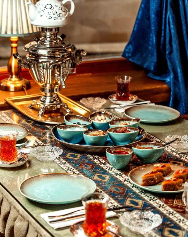 <p><strong>"�RNEK SAHUR MEN�S�" L�STES�</strong></p><ul><li><p><strong>Protein:</strong> 1 adet ha�lanm�� yumurta + 2 dilim az tuzlu peynir.</p></li><li><p><strong>Sa�l�kl� Ya�:</strong> 2 tam ceviz i�i veya 1/4 avokado.</p></li><li><p><strong>Lif:</strong> Bol ye�illik ve 2 dilim tam tah�ll� ekmek.</p></li><li><p><strong>S�v�:</strong> 1 bardak kefir veya �ekersiz komposto.</p></li></ul>