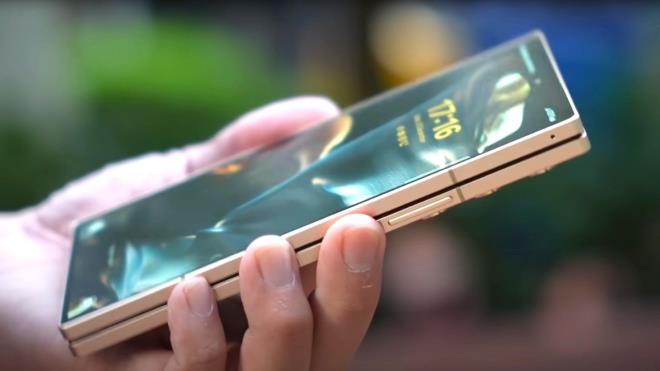 <p><strong>En iyi katlanabilir: Samsung Galaxy Z Fold 7</strong></p><p>Katlanabilir telefon kategorisinde ise Samsung Galaxy Z Fold 7 liderli�ini s�rd�r�yor.</p><p>Tablet benzeri geni� ekran deneyimi sunan model, �retkenlik ve multimedya kullan�m� i�in ideal. Ancak fiyat� segmentin en y�ksekleri aras�nda.</p>