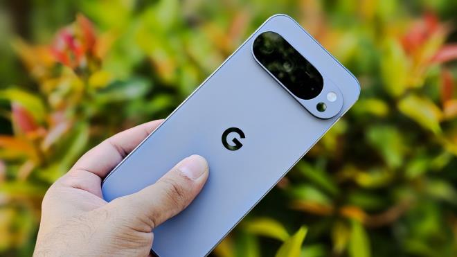 <p><strong>En iyi fiyat-performans Android: Google Pixel 10</strong></p><p>Daha uygun fiyatl� ama g��l� bir alternatif arayanlar i�in Google Pixel 10 dikkat �ekiyor.</p><p>Tensor G5 i�lemcisi ve temiz Android aray�z�yle ak�c� bir deneyim sunan cihaz, Google'�n yedi y�ll�k yaz�l�m g�ncelleme deste�iyle uzun �m�rl� kullan�m vadediyor. ��l� kamera sistemi, �zellikle yapay zeka destekli foto�raf i�leme sayesinde ba�ar�l� sonu�lar veriyor.</p><p><strong>�ne ��kanlar:</strong>Uzun yaz�l�m deste�i, temiz aray�z, ba�ar�l� kamera</p><p><strong>Eksileri:</strong> Rakiplere g�re i�lemci performans� biraz geride</p>