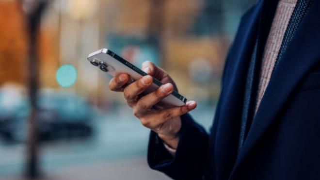 <p><strong>2026'DA �NE �IKAN TRENDLER</strong></p><p>-120 Hz ekran art�k standart haline geliyor.</p><p>-Yapay zeka destekli kamera ve asistan �zellikleri yayg�nla��yor.</p><p>-Orta segment modeller, amiral gemisi deneyimine her zamankinden daha yak�n.</p><p>-Katlanabilir telefonlar premium segmentte konumlanmaya devam ediyor.</p><p>Sonu� olarak 2026'da <strong>"en iyi telefon"</strong>ki�isel ihtiya�lara g�re de�i�iyor. G�nl�k kullan�m i�in standart iPhone ve Android amiral gemileri fazlas�yla yeterli olurken, kamera veya �retkenlik odakl� kullan�c�lar i�in Pro ve Ultra modeller daha uygun se�enekler sunuyor.</p>