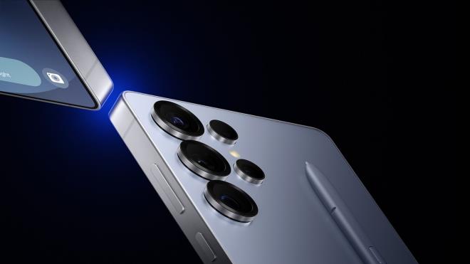 <p><strong>En iyi Android telefon: Samsung Galaxy S25 Ultra</strong></p><p>Android taraf�nda zirvede ise Samsung Galaxy S25 Ultra yer al�yor.</p><p>6,9 in� OLED ekran�, 200 MP ana kameras� ve geli�mi� zoom yetenekleriyle �zellikle foto�raf��l�k konusunda iddial�. Snapdragon 8 Elite i�lemci ve 5.000 mAh batarya sayesinde hem performans hem de pil �mr� g��l�. Ayr�ca S Pen deste�i �retkenlik taraf�nda fark yarat�yor.</p><p><strong>�ne ��kanlar:</strong> �st d�zey kamera, g��l� performans, S Pen deste�i</p><p><strong>Eksileri:</strong>Y�ksek fiyat, b�y�k ve a��r tasar�m</p>