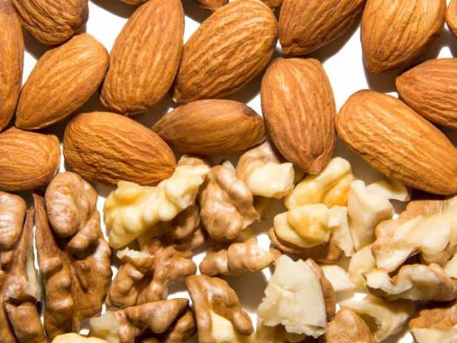 <span><strong>MAGNEZYUM DESTE�� ALIN</strong></span><strong>Magnezyum eksikli�i ba� a�r�lar�n�n en temel sebeplerinden bir tanesi oldu�u i�in sahurda yiyece�iniz iki �� adet ceviz,&nbsp;birka� adet �i� badem veya bir k���k muz&nbsp;sinir sisteminizi sakinle�tirerek ba� a�r�s� riskini minimize edecektir.</strong>