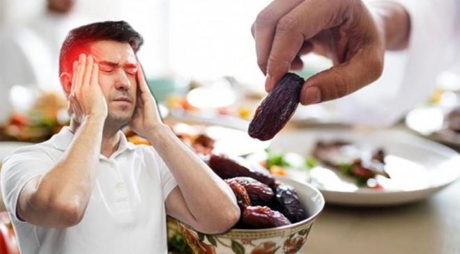 <span><em><strong>Oru� tutarken s�k g�r�len ba� a�r�lar�na kar�� uzmanlar uyard�. ��te Ramazan ay�nda ya�anan ba� a�r�lar�n� en aza indirmek i�in hem sahurda hem de iftarda uygulayabilece�iniz o y�ntemler...</strong></em></span>