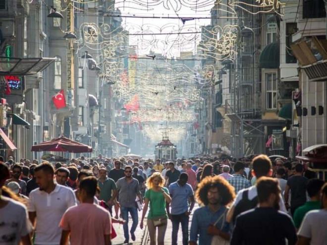 <p><span style="color:#B22222"><strong>B�REYLER�N MUTLULUK KAYNA�I A�LELER�</strong></span></p>    <p>Yap�lan ankette en dikkat �eken sonu�, bireyleri en �ok ailelerinin mutlu etti�inin ortaya ��kmas� oldu. 2025 y�l�nda ailesiyle mutlu oldu�unu belirtenlerin oran� y�zde 69 olarak kaydedildi. Bunu s�ras�yla y�zde 15,6 ile "sadece �ocuklar�m", y�zde 4,8 ile "sadece kendim", y�zde 3,9 ile "sadece e�im", y�zde 3,3 ile "sadece annem/babam" ve y�zde 1,9 ile "torunlar�m" yan�tlar� izledi.</p>