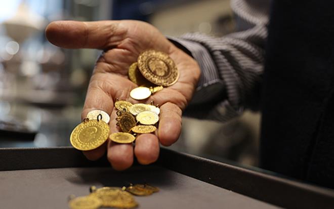 Banka hesaplar�ndaki alt�n miktar� 2025'in sonunda 600 tonu ge�ti. Fiyatlardaki y�kseli� yat�r�mc�lar� sar� metale y�nlendirirken, bankalardaki toplam mevduat i�inde alt�n hesaplar�n�n pay� da %15'e ula�t�. Bankalardaki alt�n mevduatlar� dikkate al�nd���nda, iller baz�nda ki�i ba��na ka� gram alt�n d��t��� de belli oldu. �lk s�rada bak�n hangi �ehir var