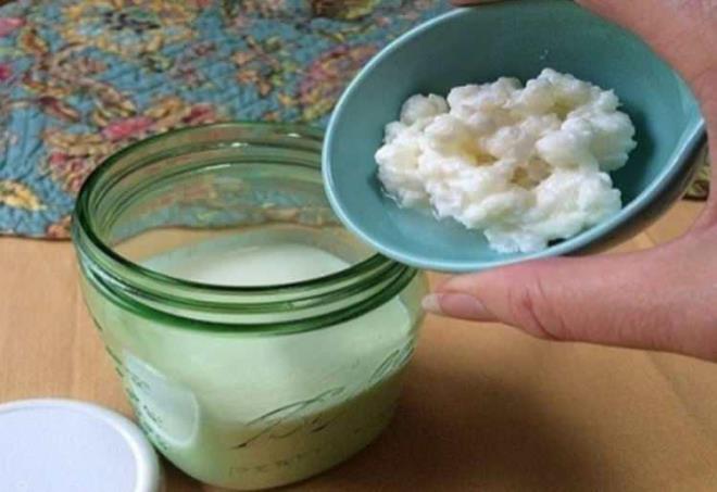 <p><strong><span>KEF�R�N FAYDALARI NELERD�R?</span></strong></p>    <p><strong>Kefirin d�zenli olarak g�nde 200-250 ml'ye e�de�er olan 1 su barda�� oran�nda t�ketiminden maksimum fayda sa�lan�r. S�tteki t�m besin maddelerini i�erdi�inden dolay� beslenme de�eri y�ksek bir s�t �r�n� olan kefirin faydalar� ��yle s�ralanabilir:</strong></p>