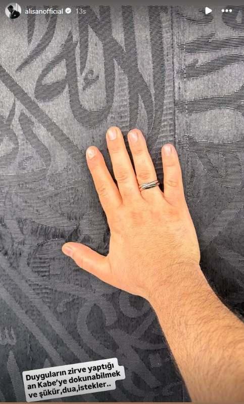 <strong>'KABE'YE DOKUNAB�LMEK'</strong>�nl� t�rk�c� payla��m�na <strong>"Duygular�n zirve yapt��� an? K�be'ye dokunabilmek ve ��k�r, dua, istekler.." </strong>notunu d��erek o anki hislerini dile getirdi.