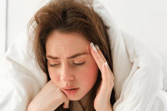 <strong>Ekranlardan yay�lan mavi �����n, uykuya ge�i�i sa�layan hormonun salg�lanmas�n� azaltt���n� ve uyku kalitesini d���rd���n� belirten �zcan, bunun ertesi g�n yorgunluk ve dikkar da��n�kl��� olarak ortaya ��kt���n� a��klad�.</strong>