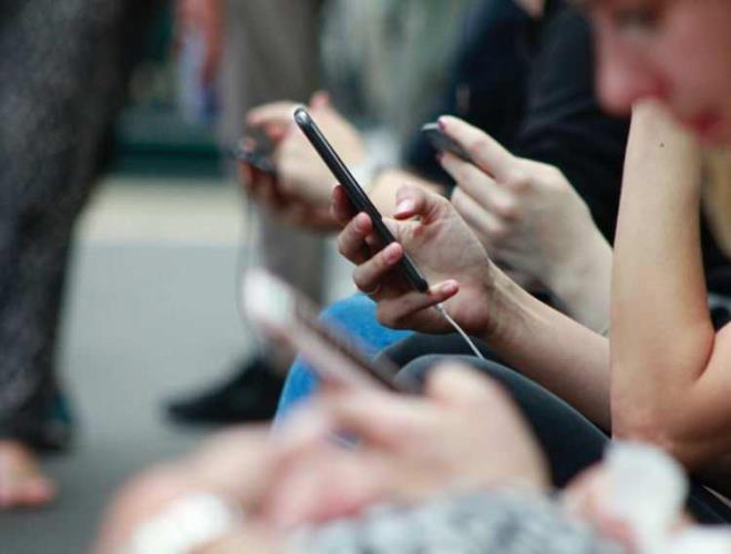 <strong>�zcan'a g�re g�n boyu telefon ve tablet kullan�m�, zamanla bilgiyi anlama ve i�leme h�z�n�n d��mesine neden olabiliyor.</strong>