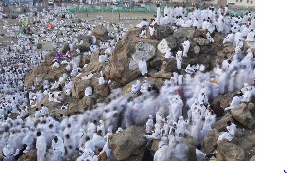 Hac grevini yerine getirmek zere kutsal topraklarda bulunan yaklak 2,5 milyon hac aday, vakfe iin Arafat'a kt. Hac adaylarndan geceyi Mina'da geirenler yryerek, dierleri de otobslerle Arafat'a ulat. Arafat'a k srasnda olumsuz durum yaanmazken, yollardaki sk gvenlik ve kontrol dikkati ekti.    <p><b>Suudi Arabistan</b></p>