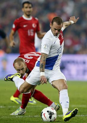 Fatih Terim'in greve gelmesiyle son 3 man kazanarak Brezilya ansn son maa kadar saklayan Trkiye, Hollanda'ya 2-0 malup olarak 2014'te Brezilya'da dzenlenecek Dnya Kupas'na katlma ansn yitirdi. Hollanda?nn ikinci goln, 47. dakikada Sneijder kaydetti.    <p><b>Trkiye</b></p>